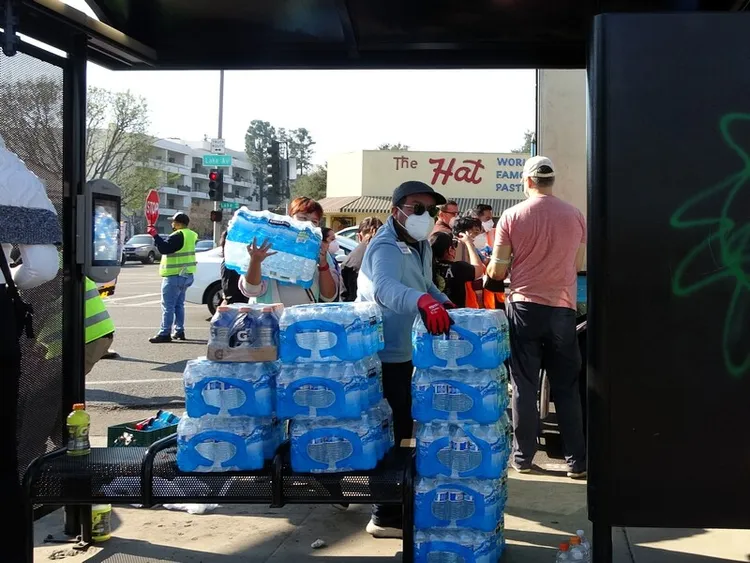 洛杉磯野火災情嚴重，來自各界捐贈的民生物資湧入災區，一箱箱的飲用水堆滿公車亭。
中央社