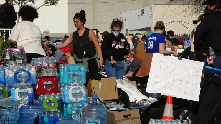 洛杉磯野火災情嚴重，來自各界捐贈的民生物資湧入災區，志工忙著整理發放。中央社