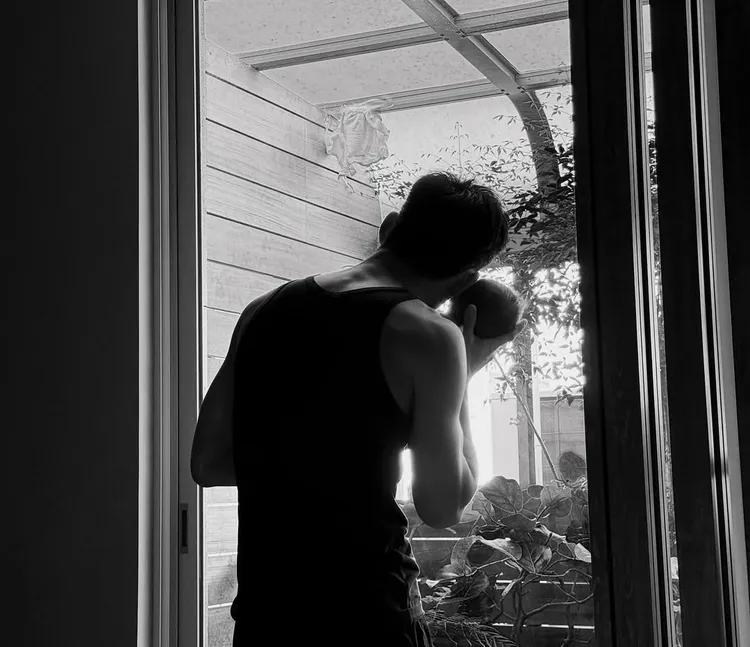 張書豪抱著兒子。翻攝歐陽妮妮IG