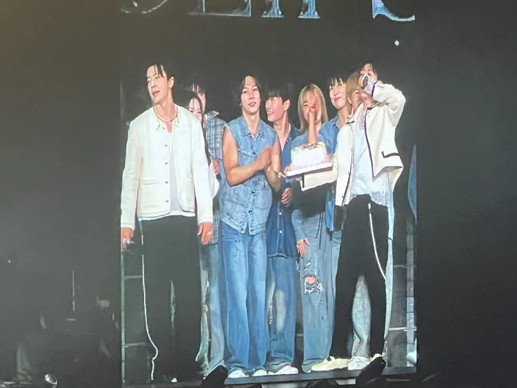 舞群拿出蛋糕，恭喜D&E巡演順利落幕。讀者提供