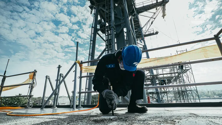 圖／艦體除鏽作業過程中，官兵敲擊目標區域確認鏽蝕是否影響周圍結構。軍聞社提供