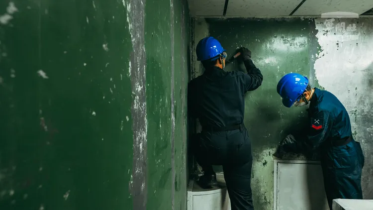 官兵進行除鏽作業，讓整體空間可以煥然一新。軍聞社提供