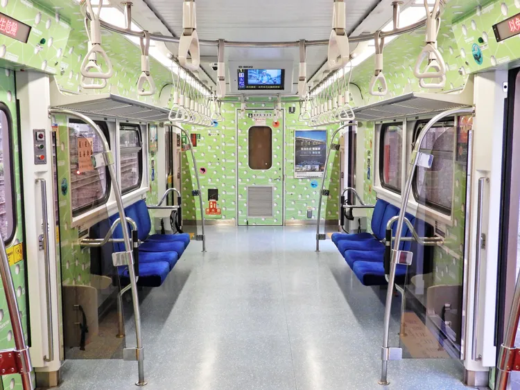 「微笑冠軍號」彩繪列車內部。台鐵提供