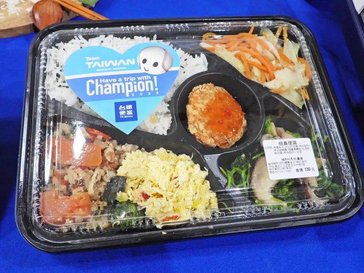 配合台灣燈會推出全新聯名餐盒「桃喜便當台式打拋豬」。台鐵提供