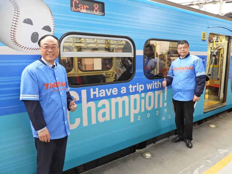 「微笑冠軍號」以12強賽台灣獲得冠軍為設計主題。台鐵提供