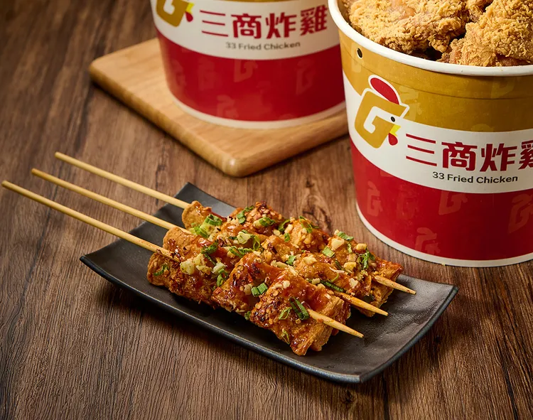 新品「韓式蔥醬辣魚板」原價150元，嚐鮮價為99元。三商炸雞提供