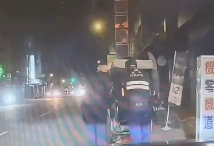 警員一度協助推車。桃園警分局提供