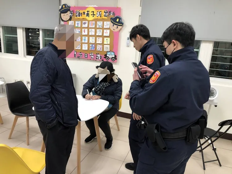 警方將老翁帶回警所通知家人來領回。桃園警分局提供