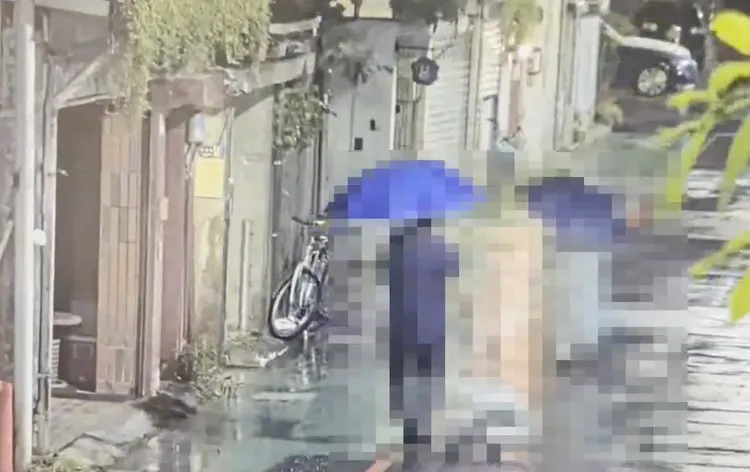 蔡女在暴風雨中被人抬上車，還被塑膠袋及膠帶捆綁固定，自精舍附近一間茶藝館推回精舍。警方提供