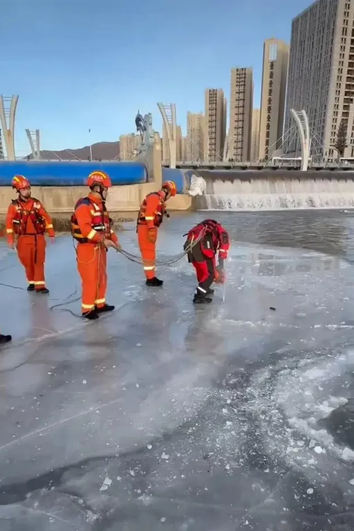 中國冬泳愛好者受困冰層下 救援20多小時打撈上岸