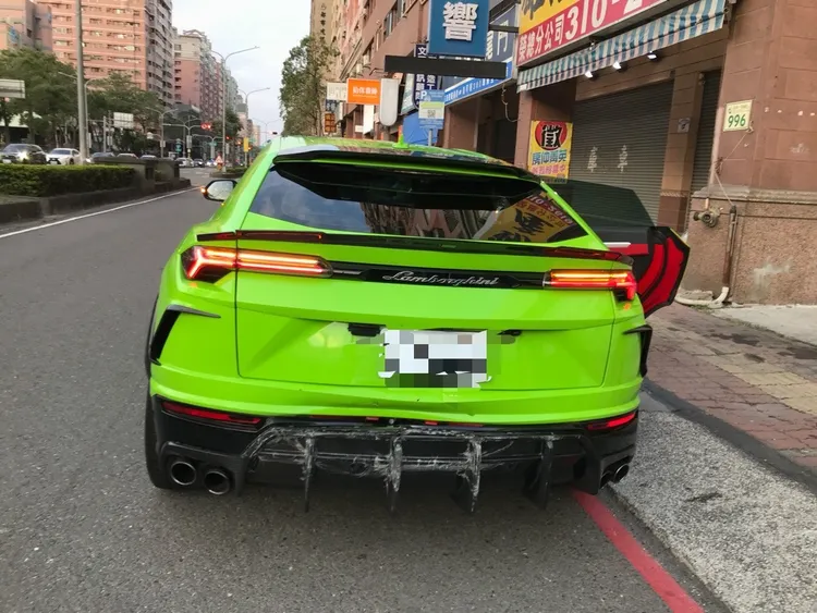 被撞的是要價1200萬元的藍寶堅尼跑車「Urus SUV」。翻攝照片