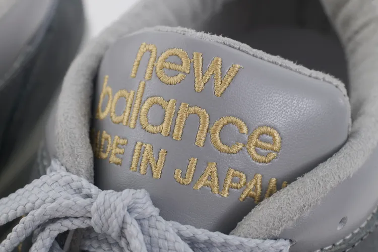 鞋舌上的「New Balance Made in Japan」同樣以金色刺繡呈現。品牌提供