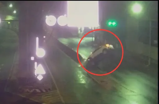 新北喝茫女猛撞匝道分隔島 2分鐘後火燒車!駕駛 、乘客急逃生