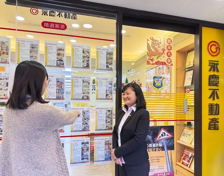 田惟心副理(圖右)把凶宅、工業地限制皆誠實告知，把消費者權益放第一，贏得客戶信賴。永慶房產集團提供