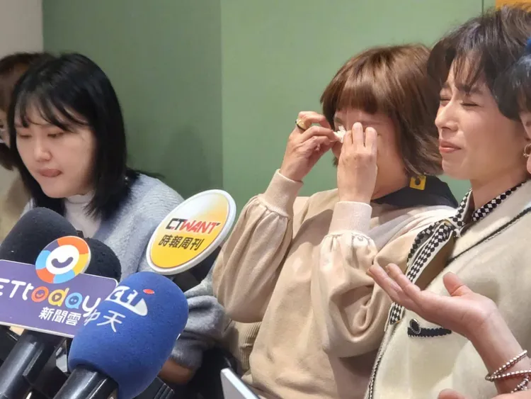 錦雯（中拭淚者）坦言自己非常愛哭。民視提供