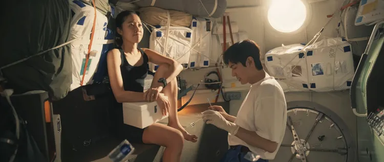 李敏鎬（右）首集幫孔孝真縫合腳趾頭傷勢，記者會上不斷提到腳趾頭開玩笑。翻攝Netflix