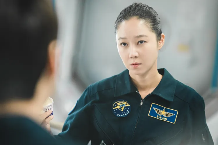 孔孝真飾演太空站指揮官。Netflix提供