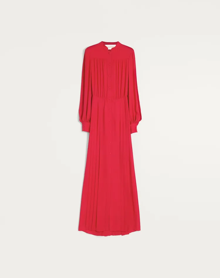 Valentino 2025早春系列紅色長洋裝，35萬6000元。品牌提供
