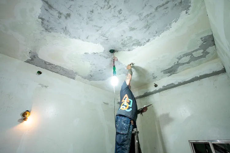 多處壁癌施作防水與上漆，提升房間舒適度。遠雄基金會提供