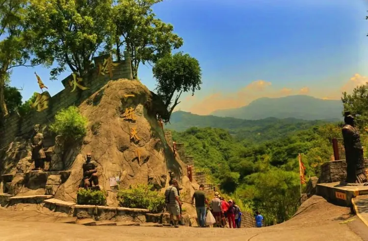 園區占地超過3萬坪，可飽覽嘉南平原美景。園區提供