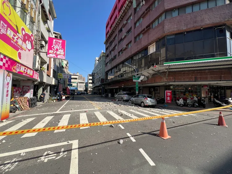 警方到現場管制人車通行。民眾提供