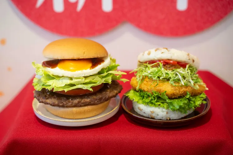 除夕當天下午2點後，於門市點購「干貝XO海老珍珠堡」、「極上和牛堡」任一新品，並搭配黃金地瓜薯條套餐組合，即可加贈抹茶紅豆米派。摩斯漢堡提供