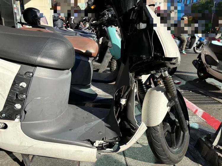 警用機車嚴重受損。翻攝畫面