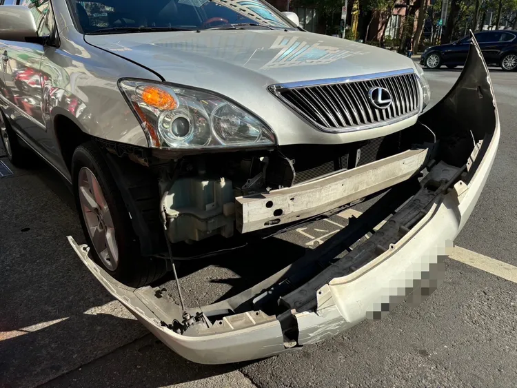 轎車前方保險桿整個掉落。翻攝畫面