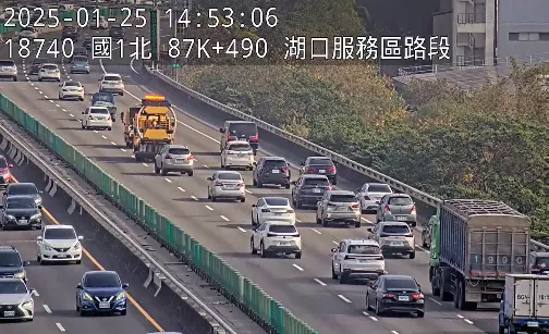 今日14時50分國1南向87.8公里發生4小客車追撞事故占用內側車道，導致回堵4公里。高公局提供