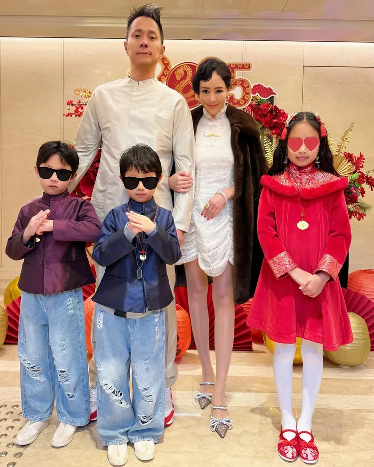 關穎送上全家福向網友們拜年。翻攝關穎IG