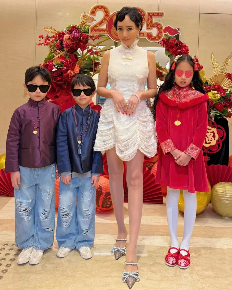 關穎大女兒C.C.（右一）全身以紅色單品點綴出新年氣氛。翻攝關穎IG