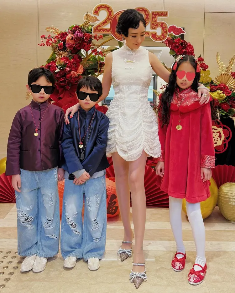 關穎兒子Phi Phi、DD換上短版馬褂搭配傳統樣式的繡鞋。翻攝關穎IG