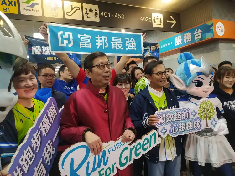 富邦金控今晚舉辦尾牙，富邦金控董事長蔡明興會前受訪表示今年希望有機會股價爬上三位數。許麗珍攝