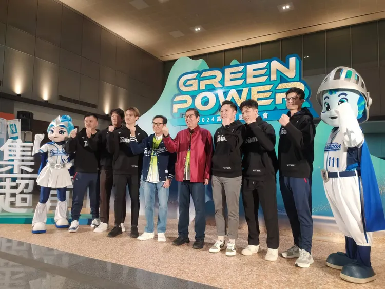 富邦金控今晚舉辦尾牙，富邦金控董事長蔡明興受訪，並與富邦悍將獲得12強冠軍賽的球員合影。許麗珍攝