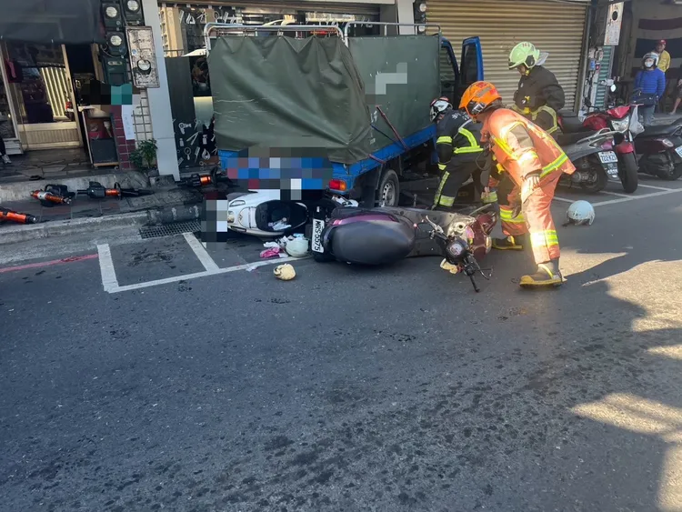 停車格內6輛機車無端遭波及。翻攝畫面