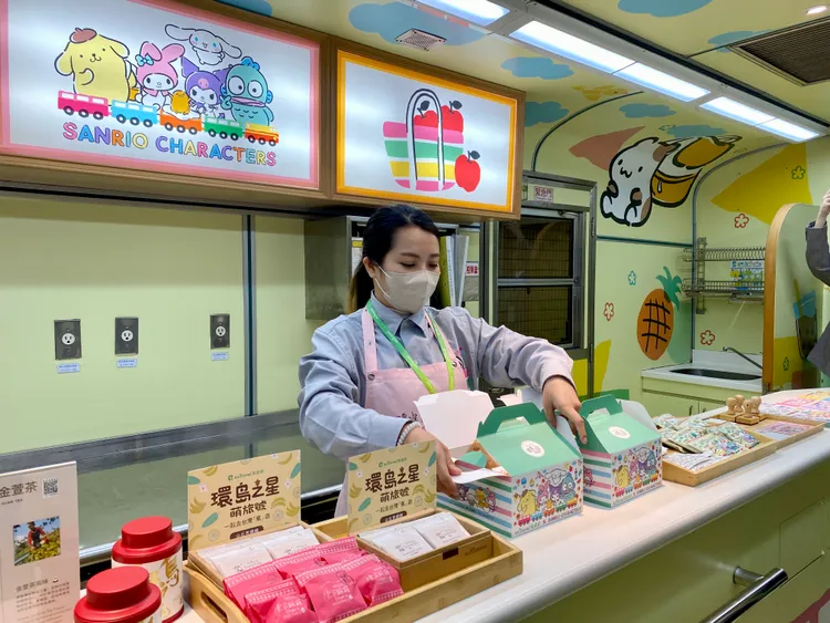 「環島之星萌旅號」專屬餐盒更可吃到洪瑞珍三明治、嘉義郭家火雞肉飯等美食。莊偉祺攝