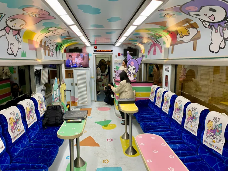 活動車廂設置卡拉OK，每月更新中、英、日流行金曲與經典老歌可歡唱。莊偉祺攝