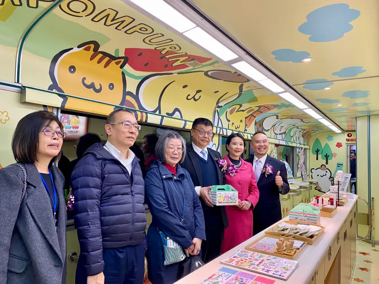 台鐵董事長杜維（右起3）等人登上「環島之星萌旅號」。莊偉祺攝