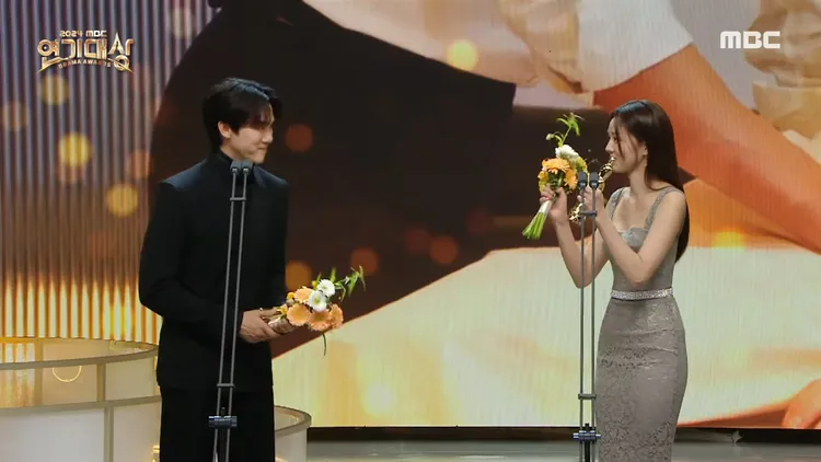 蔡秀彬（右）舉起雙手打氣，柳演錫也「婦唱夫隨」回以相同動作。翻攝MBC