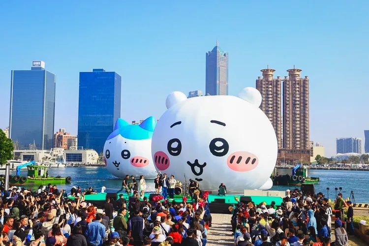 吉伊卡哇帶來人潮，愛河灣周邊遊客擠爆。高市府提供