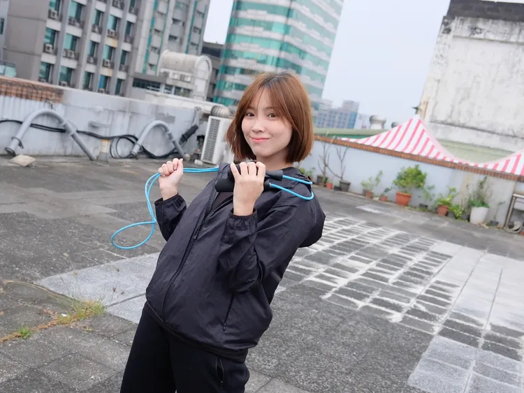 陳佩賢跳繩剷肉。福茂唱片提供