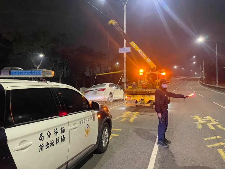 李男酒駕自撞分隔島後逃逸，被依公共危險罪移請偵辦。翻攝畫面