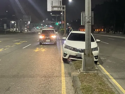 自撞分隔島竟棄車逃逸!警從車內1物戳謊言 駕駛「這原因」撒謊了