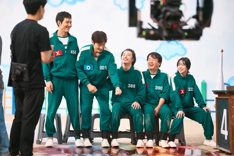 李誓環（右二）提到5人6腳遊戲時，李政宰（左起）很會踢毽子，李秉憲很丟陀螺，曹柔理（右）畫片打得好，反而常NG。Netflix提供