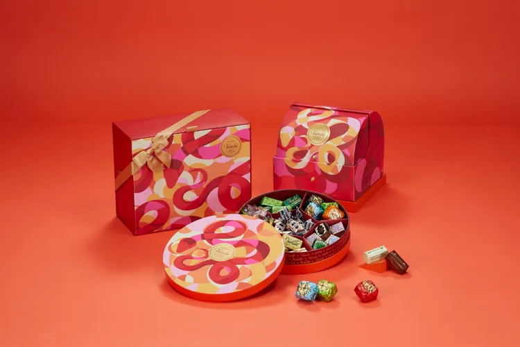 新春禮盒外盒的蛇形線條象徵圓滿、團聚。品牌提供