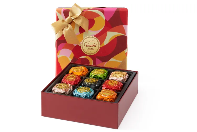 Venchi「璀璨金蛇魚子方巧克力方型禮盒」，1340元。品牌提供