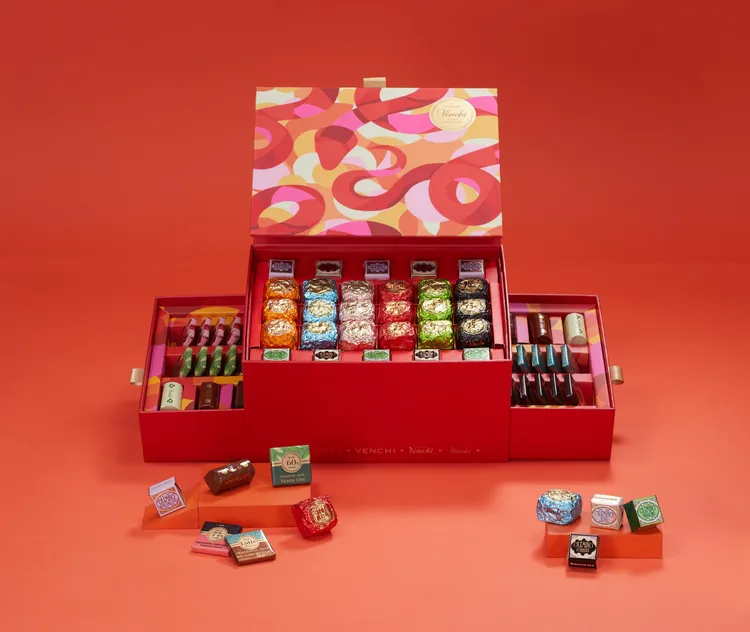 Venchi「璀璨金蛇巧克力聚寶禮盒」擁有廣納財富的含義，3950元。品牌提供