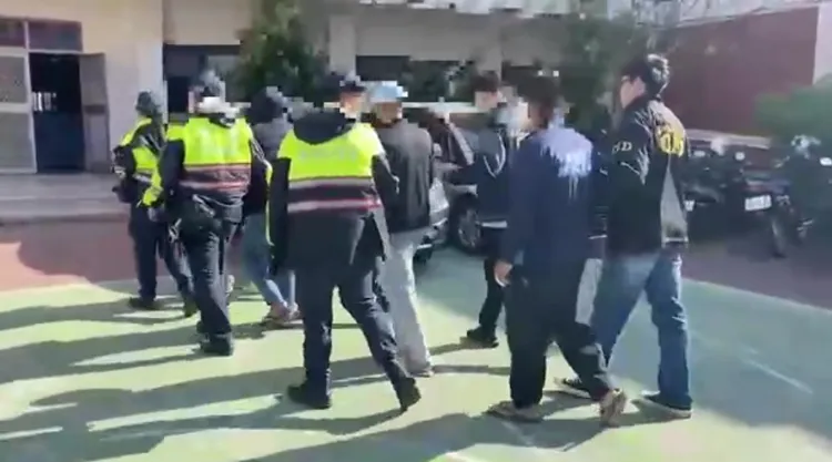 警方出動快打部隊，把動手的5人帶回警所，詢後依法送辦。民眾提供