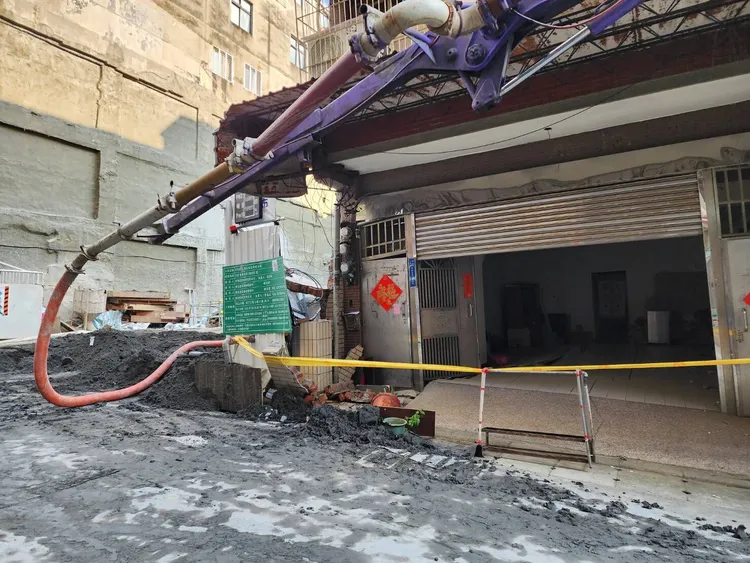 三重區六張街建案基地開挖不慎造成嚴重損鄰案件，新北市工務局在第一時間勒令停工，迅速進行搶災作業，圖為採取灌漿作業。工務局提供