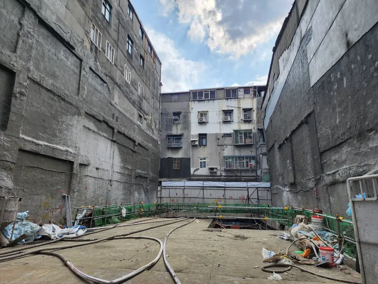 三重區六張街建案基地開挖不慎造成嚴重損鄰案件，廠商已經調派機具緊急處理中，市府勒令停工外，針對承造人、監造人各處以新台幣9萬元罰鍰。工務局提供
